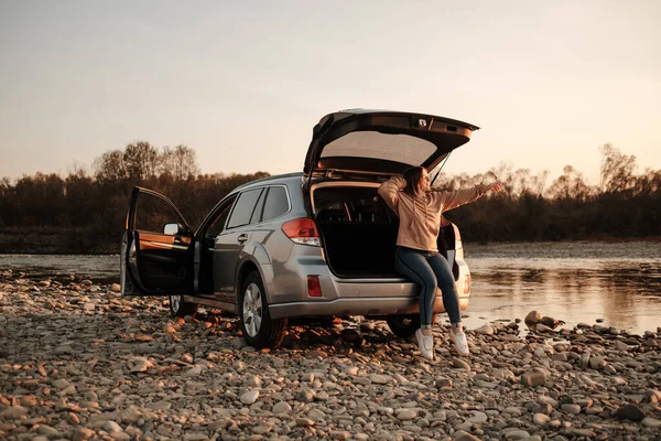 Une Belle Fille Voyage Avec Une Voiture Profiter Promenade Week — Photo