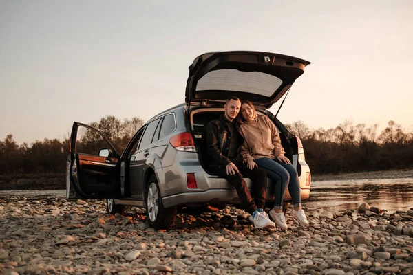 Les Jeunes Couples Voyagent Voiture Profitent Randonnée Week End Concept — Photo