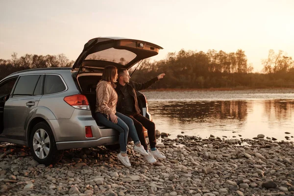 Genç Çift Arabayla Seyahat Ediyor ve Gezintiden, Hafta Sonu ve Macera Konsepti 'nden Hoşlanıyor