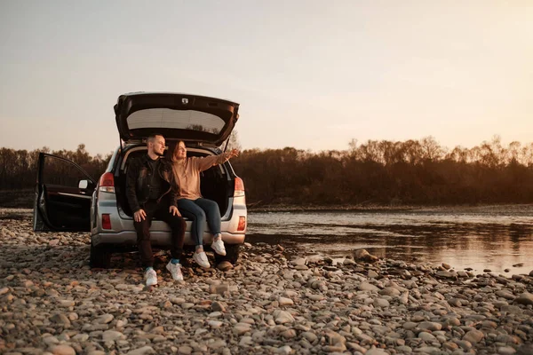 Young Couple Travel Car Enjoys Ride Weekend Adventure Concept — Stock Photo, Image