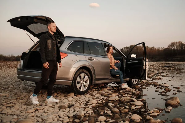 Jóvenes Viajes Pareja Con Coche Disfruta Del Viaje Fin Semana —  Fotos de Stock