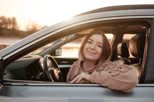 Jedna Piękna Dziewczyna Podróżować Samochodu Cieszyć Się Jazdy Weekend Adventure — Zdjęcie stockowe