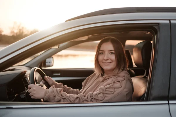 아름다운 소녀가 자동차를 여행하면서 라이드 어드벤처 컨셉을 즐긴다 — 스톡 사진