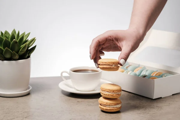 Pack Completo Macarrones Sobre Mesa Con Café Fragante — Foto de Stock