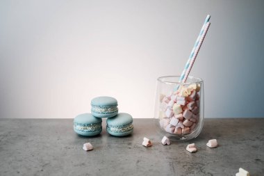 Bir avuç dolusu leziz mavi Fransız Makarnası ve yanında da bir bardak şekerleme.