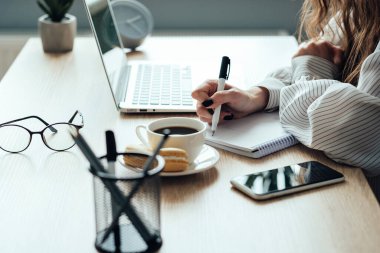 Evden, Serbest ve Uzaktan Çalışan Genç Yetişkin Kız Portresi