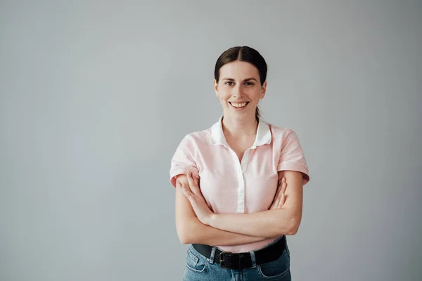 Estudio Retrato Joven Adulto Bonita Chica Vestida Con Rosa Camiseta — Foto de Stock