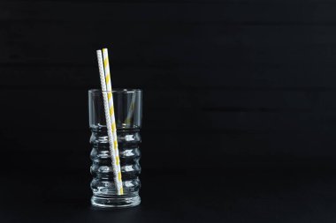 Boş Bardaklar Siyah Arkaplanda Duruyor