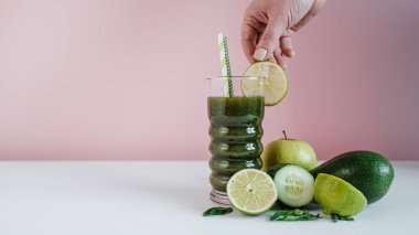 İçindekilerle Yeşil Sağlıklı Kokteyl