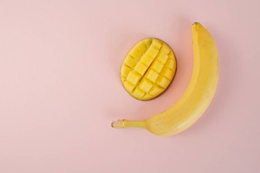 Mango ve Muz Düz Yatar Pembe Arkaplan Masasında Yatar