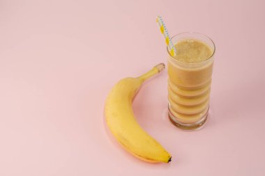 Bir Sarı Meyve Smoothie Kokteyli ve Muz Masada Ayakta