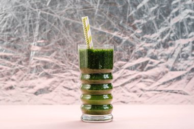 Bir Yeşil Meyve Smoothie Kokteyli masanın üzerinde duruyor.