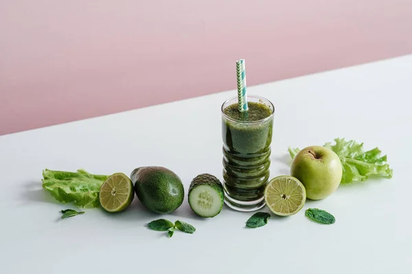 Cocktail Smoothie Saudável Verde Com Ingredientes — Fotografia de Stock