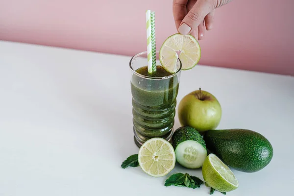 Green Healthy Smoothie Cocktail Met Ingrediënten — Stockfoto