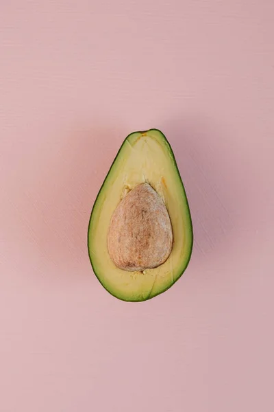 Flat Lay Avocado Pear Liggend Roze Achtergrond Tafel — Stockfoto