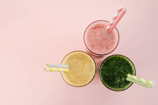 Colocação Plana Três Diferentes Coquetéis Smoothie Coloridos Fundo Rosa — Fotografia de Stock