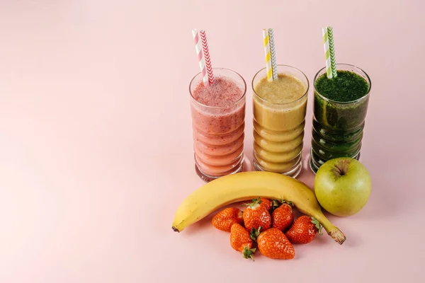 Três Diferentes Coquetéis Smoothie Coloridos Com Punhado Frutas Ficar Fundo — Fotografia de Stock