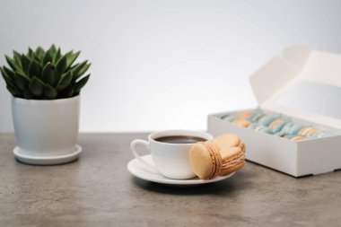 Masada bir paket makarna ve mis kokulu kahve.