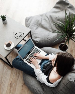 Evden Bilgisayarda Çalışan Genç Yetişkin Kız Uzaktan Çalışma Konsepti, Serbest Çalışma