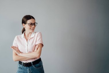 Gözlüklü, Pembe tişörtlü, Kameraya poz veren Genç Yetişkin Güzel Kızın Stüdyo Portresi