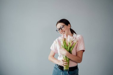 Gözlüklü, Pembe Tişört Giymiş Genç Güzel Kızın Stüdyo Portresi Taze Lale Buketi Tutuyor