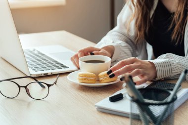 Evden, Serbest ve Uzaktan Çalışan Genç Yetişkin Kız Portresi