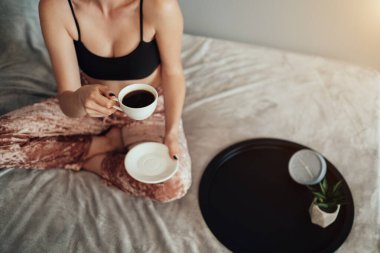 Yatakta oturan beyaz, güzel beyaz bir kızın portresi.