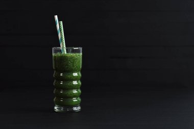 Bir Yeşil Meyve Smoothie Kokteyli Kara Masa 'da duruyor.