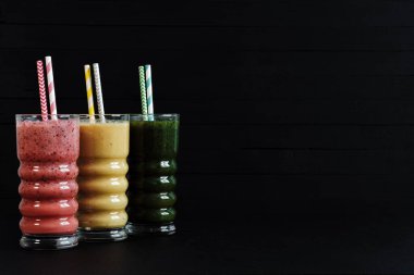 Siyah Arkaplanda Üç Farklı Renkli Kokteyl Standı