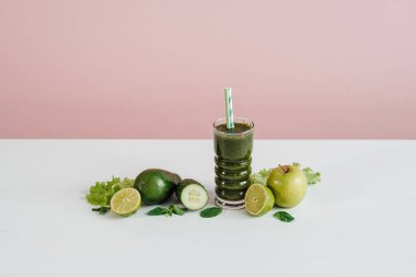 İçindekilerle Yeşil Sağlıklı Kokteyl