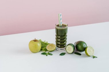 İçindekilerle Yeşil Sağlıklı Kokteyl
