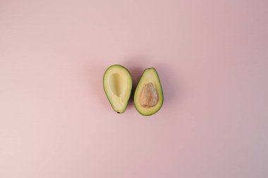 Avokado Armudunun Düz Yatağı Pembe Armut Masasında Yatıyor