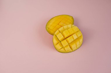 Mango Düz Yatağı Pembe Arkaplan Masasında Yatıyor