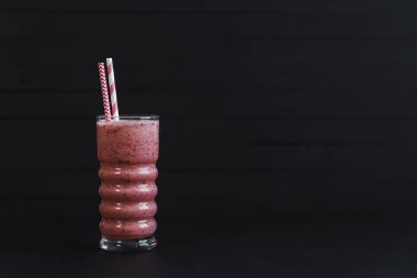 Bir Kırmızı Çilek Smoothie Kokteyli Kara Masa 'da duruyor.