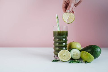 İçindekilerle Yeşil Sağlıklı Kokteyl