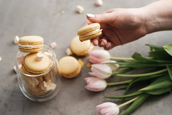 Fondo Plano Tulipanes Frescos Macarrones Franceses Amarillos Sobre Mesa — Foto de Stock