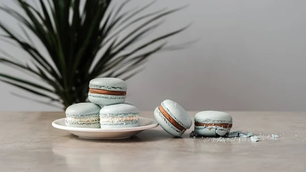 Puñado Deliciosos Macarrones Franceses Sobre Mesa — Foto de Stock