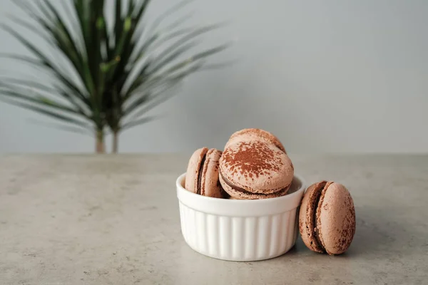 Puñado Deliciosos Macarrones Franceses Sobre Mesa — Foto de Stock