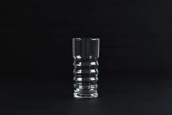 Leeres Glas Steht Auf Schwarzem Hintergrund — Stockfoto