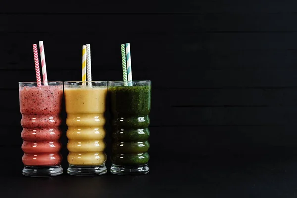 Três Diferentes Coquetéis Smoothie Coloridos Ficam Fundo Preto — Fotografia de Stock