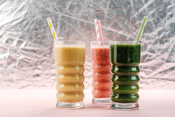 Três Diferentes Coquetéis Smoothie Coloridos — Fotografia de Stock