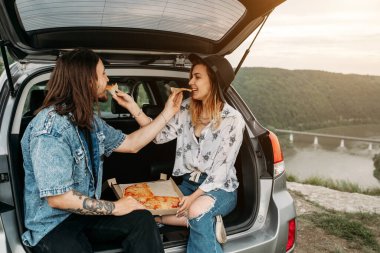 Genç Şık Gezgin Hippiler Araba Bagajında Oturup Pizza Yiyerek Eğleniyor Seyahat ve Yolculuk Konsepti