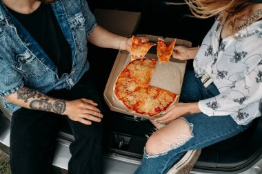 Genç Şık Gezgin Hippiler Araba Bagajında Oturup Pizza Yiyerek Eğleniyor Seyahat ve Yolculuk Konsepti