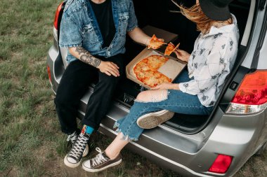 Genç Şık Gezgin Hippiler Araba Bagajında Oturup Pizza Yiyerek Eğleniyor Seyahat ve Yolculuk Konsepti