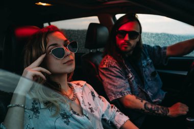 Modern Araba Seyahati ve Yolculuğu Konseptinde Eğlenen Genç Şık Gezgin Hippiler