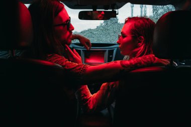 Modern Araba Seyahati ve Yolculuğu Konseptinde Eğlenen Genç Şık Gezgin Hippiler