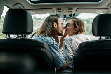 Modern Araba Seyahati ve Yolculuğu Konseptinde Eğlenen Genç Şık Gezgin Hippiler