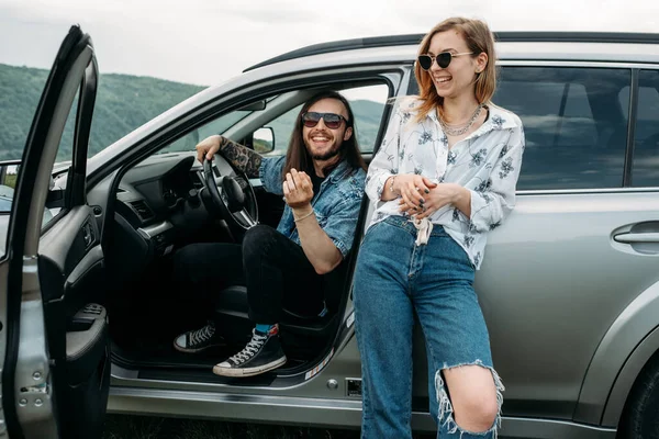 Dos Jóvenes Moda Viaja Hipsters Divertirse Disfrutando Viaje Por Carretera —  Fotos de Stock