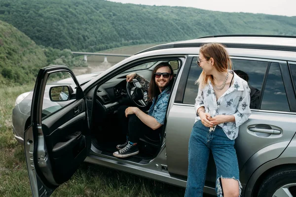 Dos Jóvenes Moda Viaja Hipsters Divertirse Disfrutando Viaje Por Carretera —  Fotos de Stock