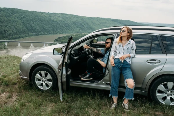 Dos Jóvenes Moda Viaja Hipsters Divertirse Disfrutando Viaje Por Carretera — Foto de Stock